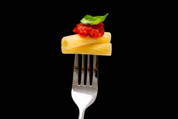 Pasta Fondo Negro Rigatoni Tomate Albahaca Tenedor Cocina Italiana Cóncava — Foto de Stock