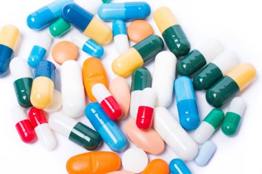 Renkli hap ve kapsül beyaz arka plan üzerinde ilaç ilaç. İlaç reçete tedavisi ilaç