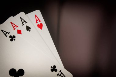 İskambil poker casino birleşimi. Siyah arka plan üzerine dört as