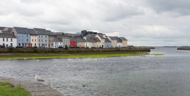 Manzara İrlanda. Galway kent ve Corrib Nehri