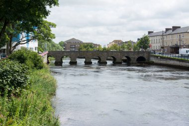 Sligo, İrlanda - 14 Temmuz 2017: Sligo city, Garavogue Nehri üzerinde Kuzey İrlanda ağ geçidi olarak da bilinir.  