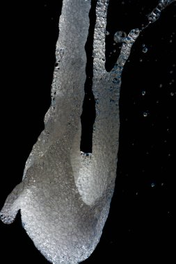 su, siyah arka plan üzerine sıçramasına soyut şekli. Rüya görme ve immagination.