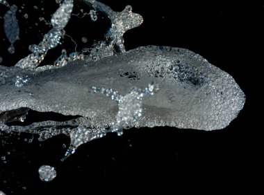 su, siyah arka plan üzerine sıçramasına soyut şekli. Rüya görme ve immagination.