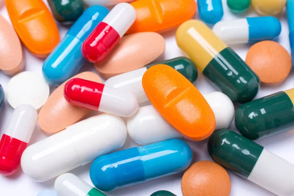 Фармацевтические Препараты Цветными Таблетками Капсулой Белом Фоне Лекарственные Препараты — стоковое фото