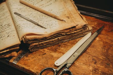 Restorasyon laboratuvar. Eski kitaplar araçları ve ekipmanları ile çevrili.