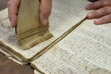 Restorasyon laboratuvar. Toz alma eski kitap koruma