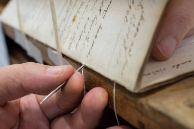 Restorasyon laboratuvar. Dikiş ve eski bir kitap, koruma bağlama