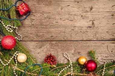 Noel süslemeleri ve hediye kutuları üzerinde ahşap masa, metin için boş yer arka plan