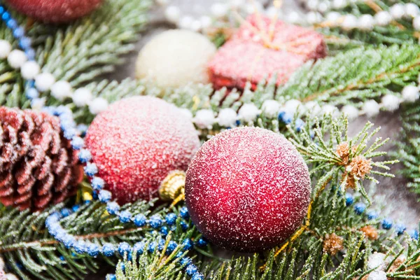 Adornos Navideños Con Ramas Abeto Sobre Fondo Madera Con Nevadas — Foto de Stock