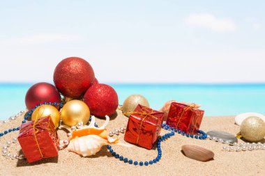 Yılbaşı ağacı süsleri, tropikal deniz sahilinde. Yeni yıl tatili kavramı sıcak ülkelerde