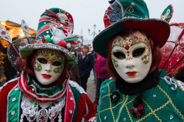 Venice, İtalya - 30 Ocak 2016: Maske karnaval elbise poz Venedik Karnavalı sırasında giyen insanlarda 