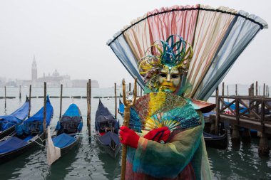 Venice, İtalya - 30 Ocak 2016: Maske karnaval elbise poz Venedik Karnavalı sırasında giyen insanlarda 