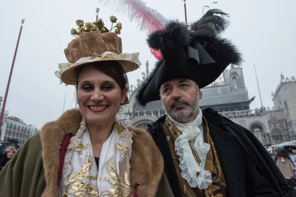 Венеція Італія Січня 2016 Люди Масці Носіння Карнавал Плаття Позі — стокове фото