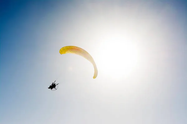 Parapente Volando Con Paramotor Cielo Azul — Foto de Stock