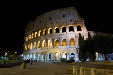 Roma'nın sirk Coliseum, geceleri ışıklı 