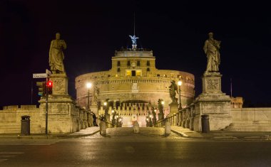 Tiber Nehri'nin ve Castel Sant'Angelo, geceleri ışıklı geçiş Ponte Sant'Angelo Köprüsü 