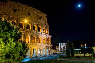 Roma'nın sirk Coliseum, geceleri ışıklı 