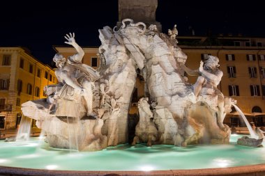 Gece görünümü, Piazza Navona, Roma. İtalya