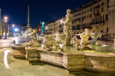 Gece görünümü, Piazza Navona, Roma. İtalya
