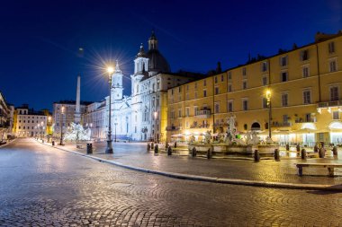 Gece görünümü, Piazza Navona, Roma. İtalya