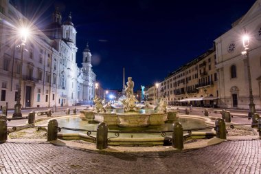 Gece görünümü, Piazza Navona, Roma. İtalya