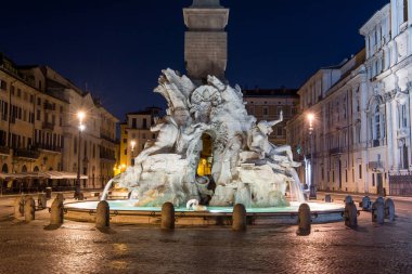 Gece görünümü, Piazza Navona, Roma. İtalya