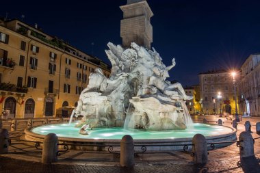 Gece görünümü, Piazza Navona, Roma. İtalya