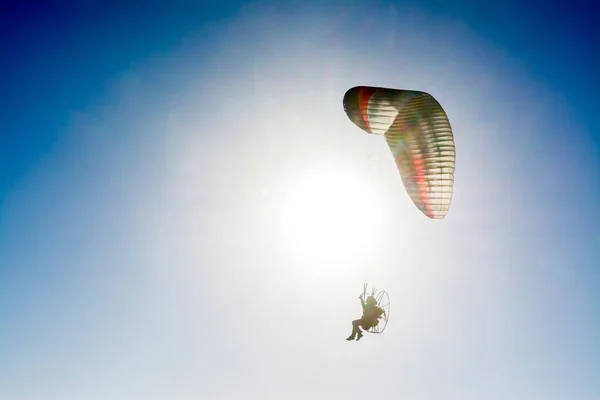 Parapente Volando Con Paramotor Cielo Azul — Foto de Stock