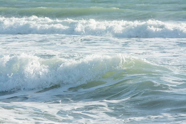 背景には 緑水地中海海波 — ストック写真