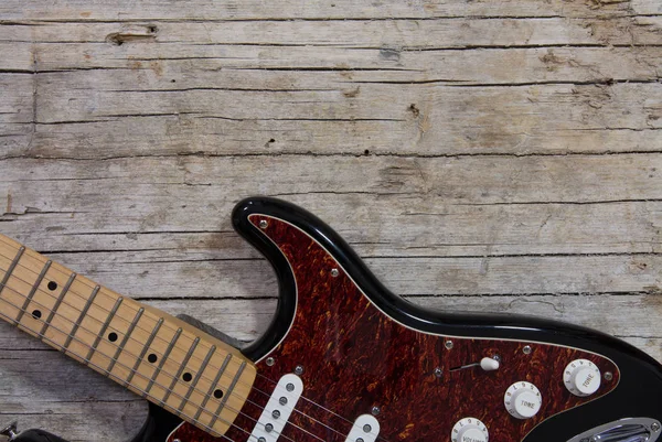 Close Van Elektrische Gitaar Liggend Vintage Hout Achtergrond Met Kopie — Stockfoto