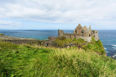 Manzara Kuzey İrlanda. Dunluce Kalesi
