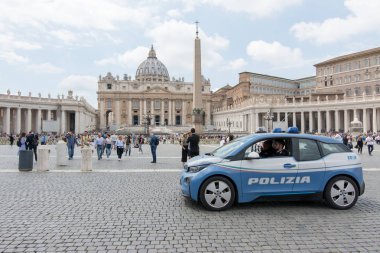 Vatikan şehri, 10 Mayıs 2018 - Vatikan antiterrorism güvenliğinde. Aziz Peter, Roma, İtalyan polis kuvvetlerinde izle turist ve hacıların güvenliği üzerinde kare..