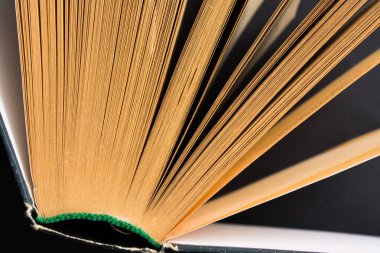 Vintage eski açık kitap siyah arka plan üzerine