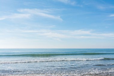 dalgalar, deniz ve plaja - arka plan yansıtan güneş