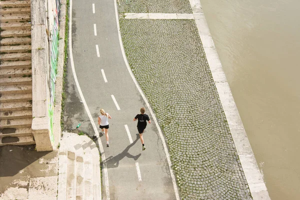 Roma Italia Mayo 2018 Pareja Corriendo Centro Ciudad Corredores Urbanos —  Fotos de Stock