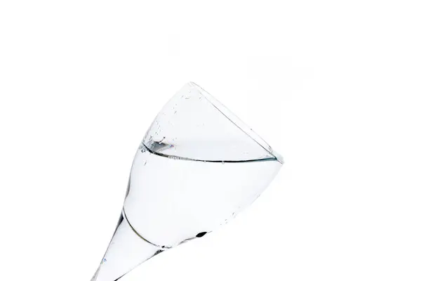 Ein Wasserglas Auf Weißem Hintergrund Isoliert Gegenlicht — Stockfoto