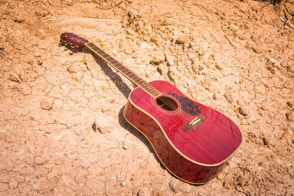 Guitarra Acústica Deitada Uma Terra Deserta Estilo Vintage Com Espaço — Fotografia de Stock