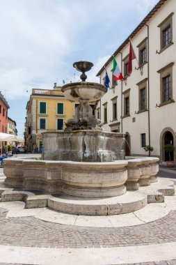 Sutri Lazio, İtalya. Town Hall, Çeşme ve Savaş Anıtı