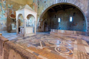 Tuscania, İtalya - 8 Temmuz 2018: İç San Pietro Kilisesi