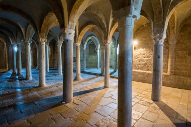 Tuscania, İtalya - 8 Temmuz 2018: crypt San Pietro Kilisesi