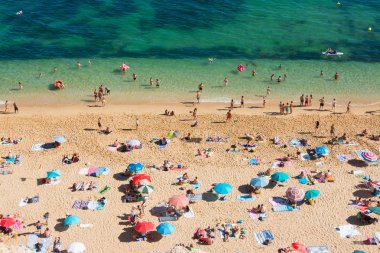 Benagil, Portekiz - 23 Temmuz 2018: Yaz tatili Portekiz. Kalabalık yıkananlara Benagil Beach Algarve'deki/daki oteller