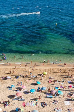 Benagil, Portekiz - 23 Temmuz 2018: Yaz tatili Portekiz. Kalabalık yıkananlara Benagil Beach Algarve'deki/daki oteller