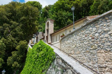 Greccio, İtalya. Kutsal Vadi 'de Assisi' li Aziz Francis tarafından dikilmiş inziva türbesi. Bu manastırda, ilk canlı doğum sahnesini kutsallar doğurdu.