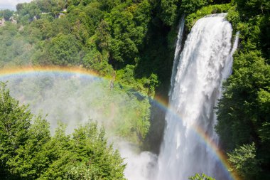 Marmore düşüyor, Cascata delle Marmore, Umbria, İtalya. Dünyanın en uzun insan yapımı şelale.