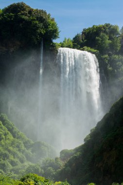 Marmore düşüyor, Cascata delle Marmore, Umbria, İtalya. Dünyanın en uzun insan yapımı şelale.