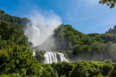 Marmore düşüyor, Cascata delle Marmore, Umbria, İtalya. Dünyanın en uzun insan yapımı şelale.