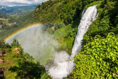 Marmore düşüyor, Cascata delle Marmore, Umbria, İtalya. Dünyanın en uzun insan yapımı şelale.