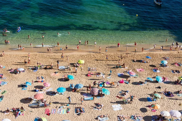 Benagil, Portekiz - 23 Temmuz 2018: Yaz tatili Portekiz. Kalabalık yıkananlara Benagil Beach Algarve'deki/daki oteller