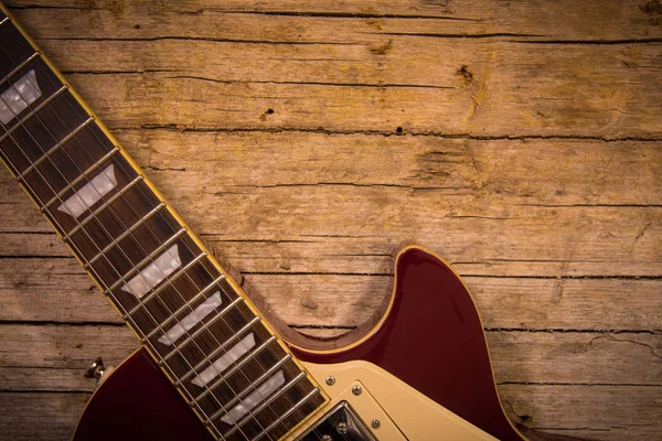 Close Van Elektrische Gitaar Liggend Vintage Hout Achtergrond Met Kopie — Stockfoto