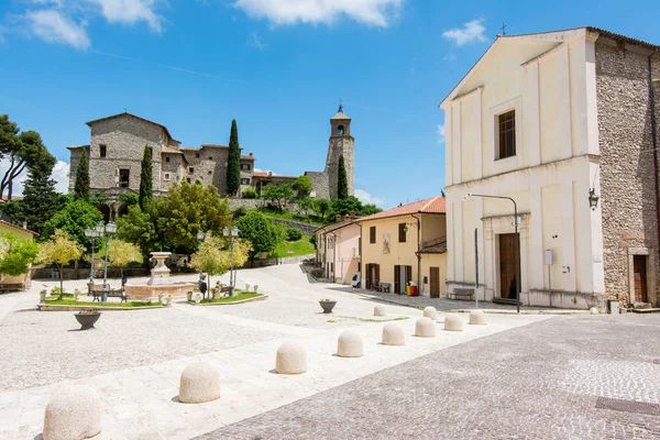 Greccio, İtalya. Lazio bölgesindeki çok az ortaçağ kasabası, Saint Franci Katolik mabediyle ünlüdür.